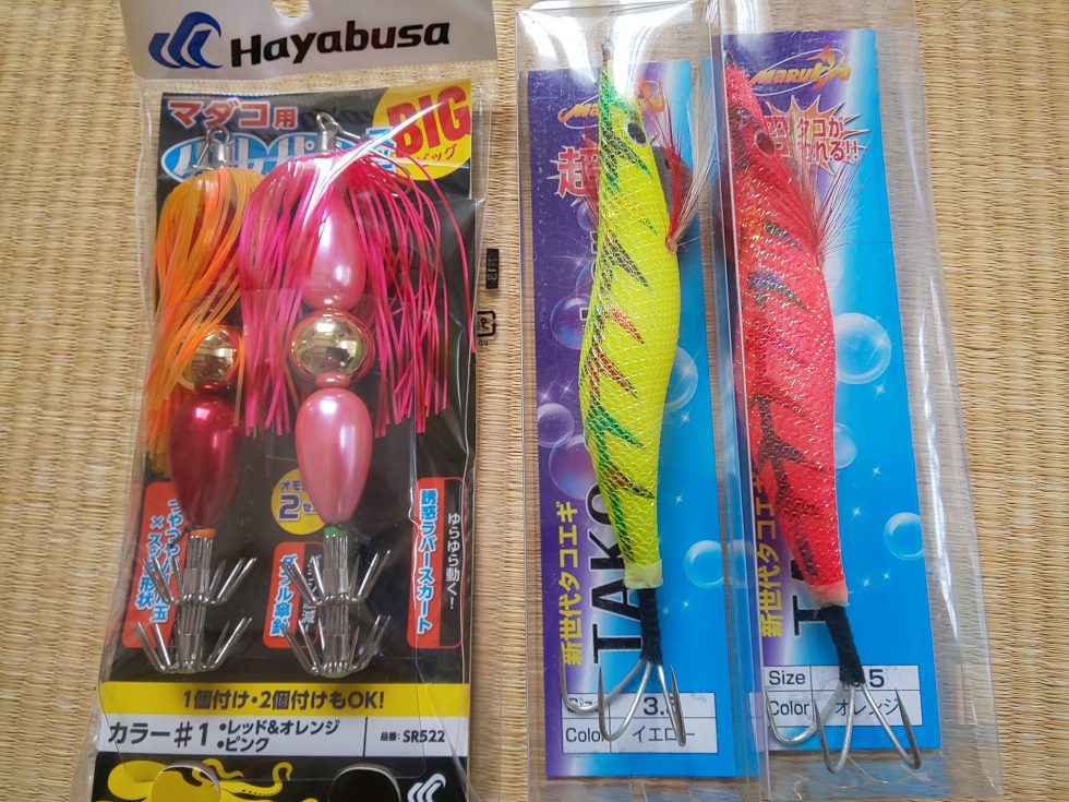 明日はエギタコ釣りに出船。左はパルパルスッテ。右はタコエギ