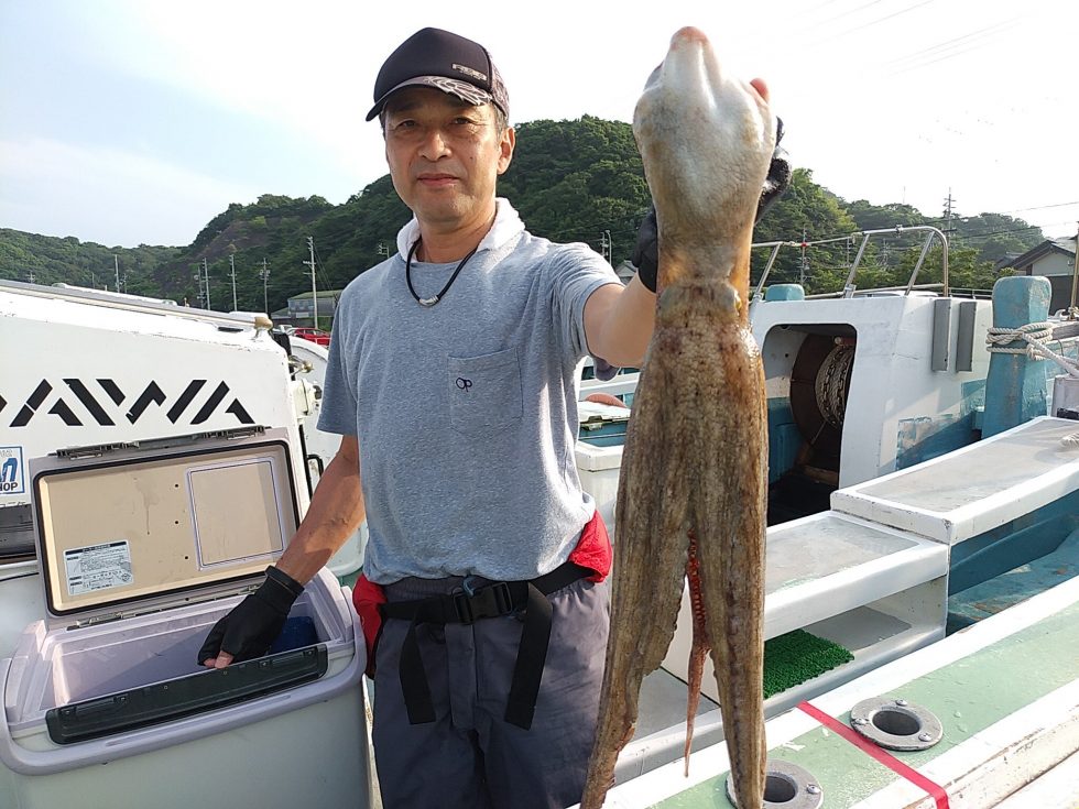 明日(月)は午前便タコ釣りのみ出船します!旬のタコ釣りお待ちしてます。