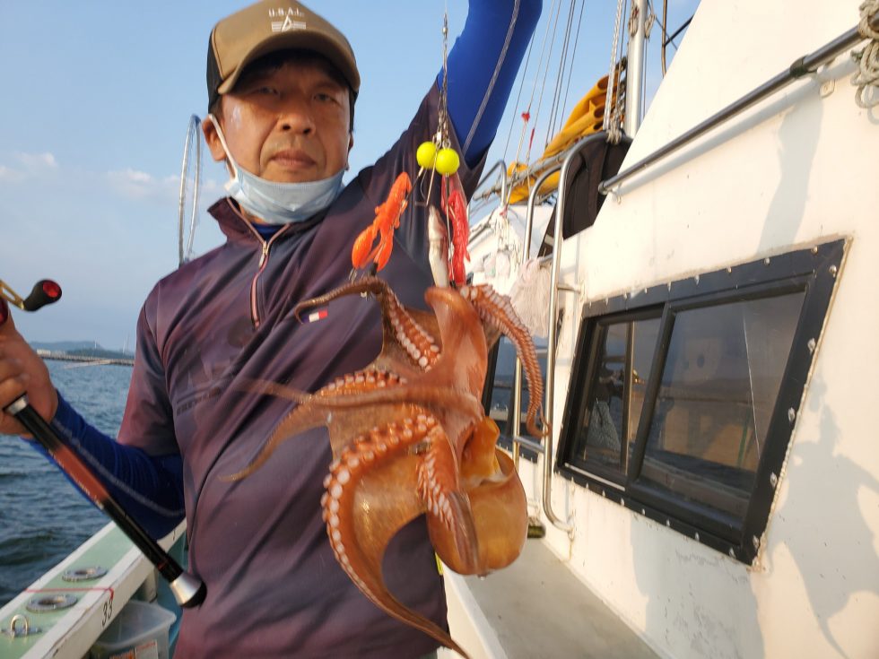 人気のタコ釣り出船中!