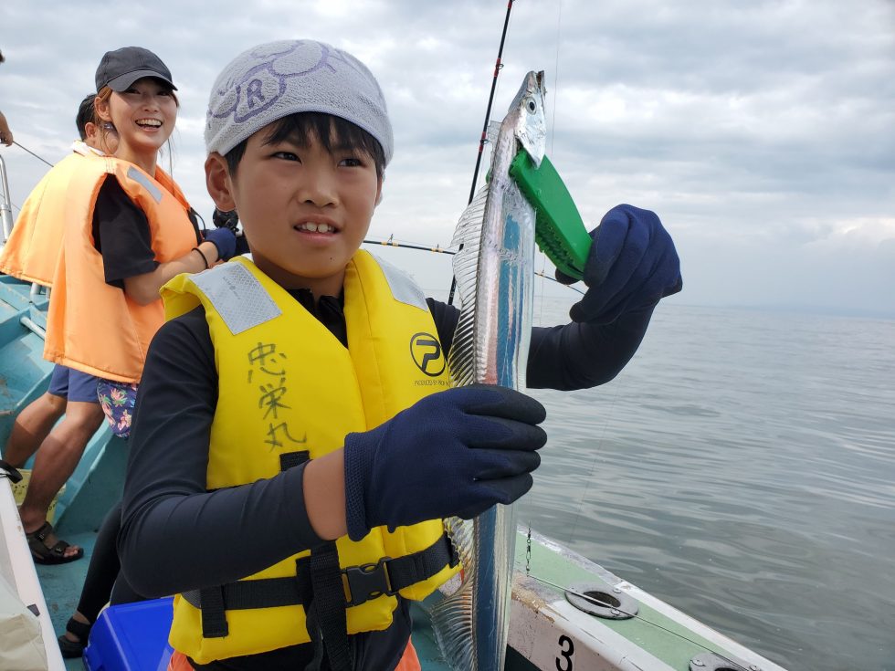 午後便ライトタチウオ釣り、釣りボーイ大活躍!