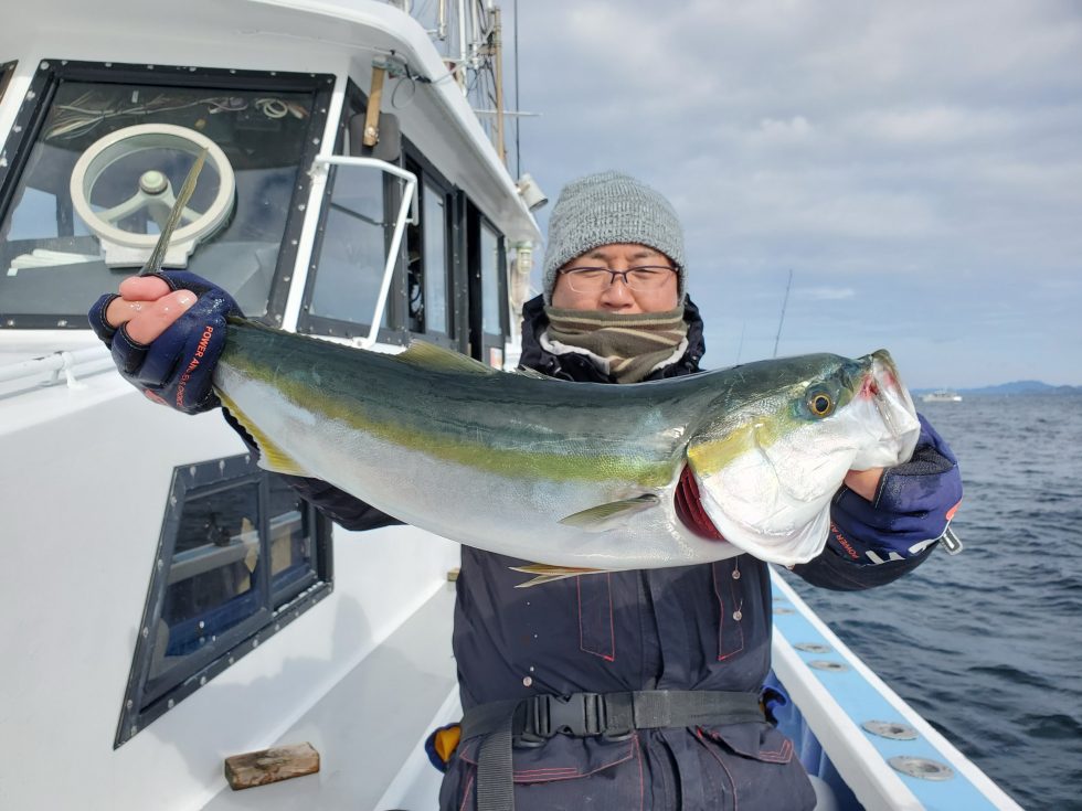 明日の泳がせ釣り空きありますよ。ご予約お待ちしてます