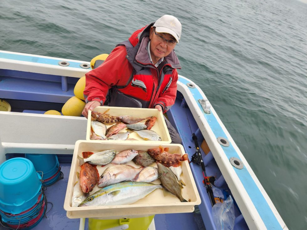 テンヤタチウオ釣り、ウタセ五目釣り、ともに絶好調ー！予約受付中！