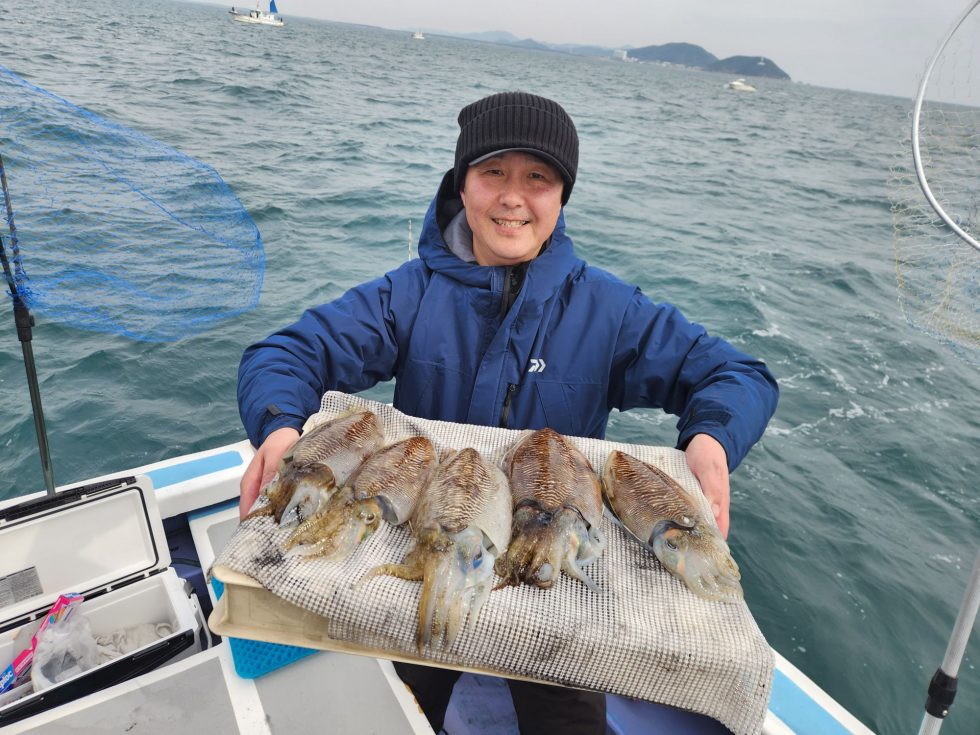 忠栄丸恒例コウイカ釣りが熱い！