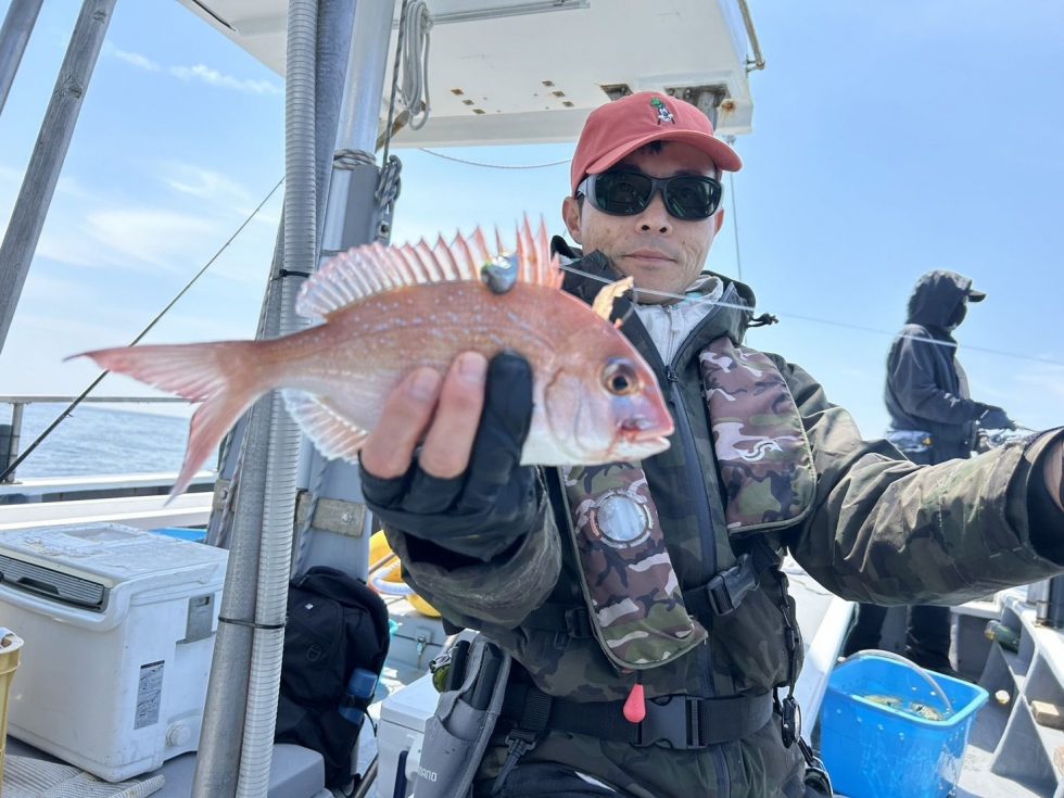 一つテンヤ真鯛釣り出船します。ご予約お待ちしてます!