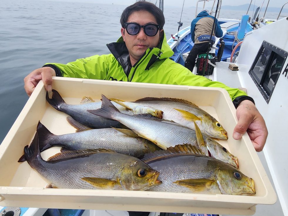 左舷、右舷、皆さん釣れました。こんな釣れ方は最高ですね。