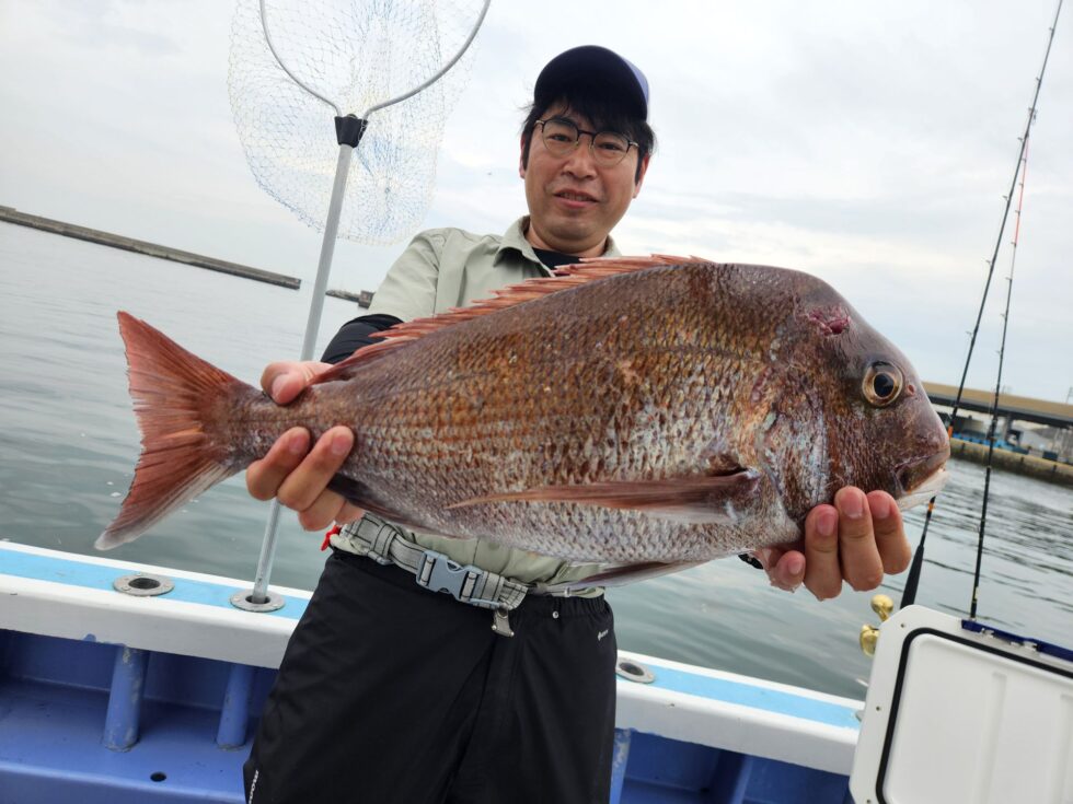 ここから先日の写真!大山沖ジャンボ真鯛!ハリス1.5号であげました!
