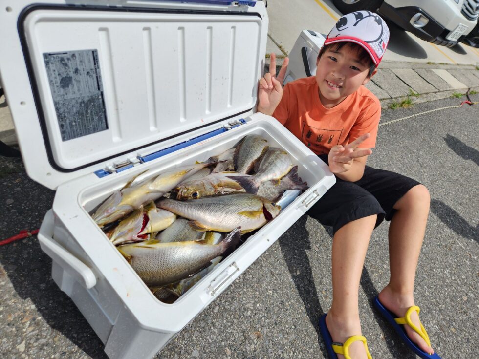 釣りボーイ入れ食いに大興奮!魚も自分で捌くそうです。素晴らしい