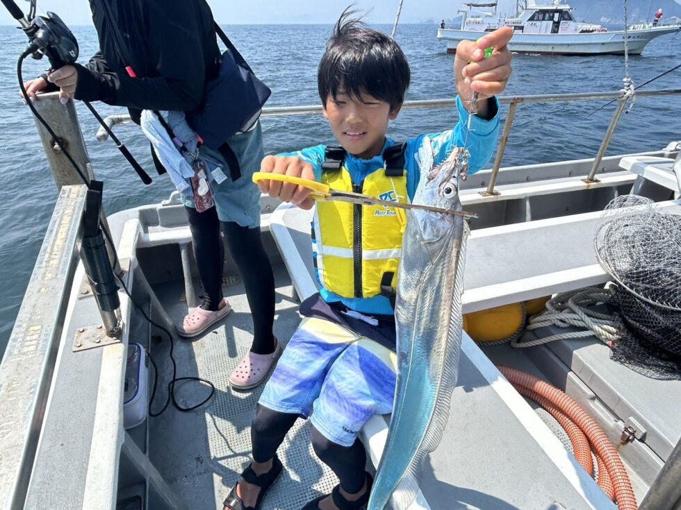 釣りボーイも見事に自分で良型タチウオ掛ける!将来が楽しみ