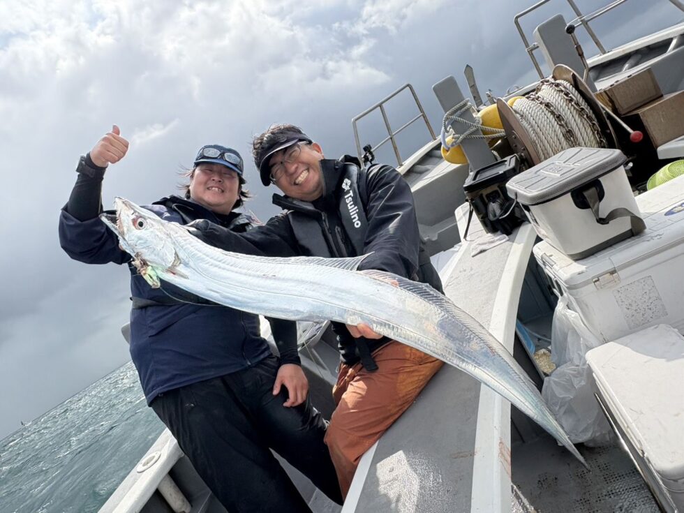 イシグロフィッシングアドバイザー神谷さん何と尾切れで123㎝の化物ドラゴンゲットー！