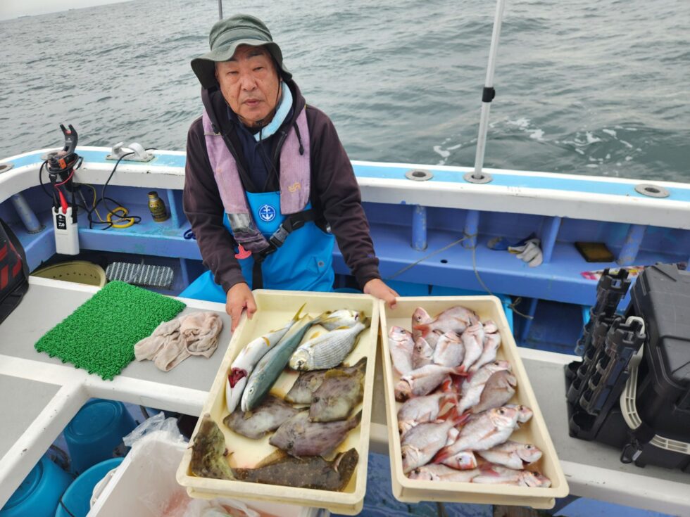 ウタセ五目船、入れ食いで忙しい１日でした！