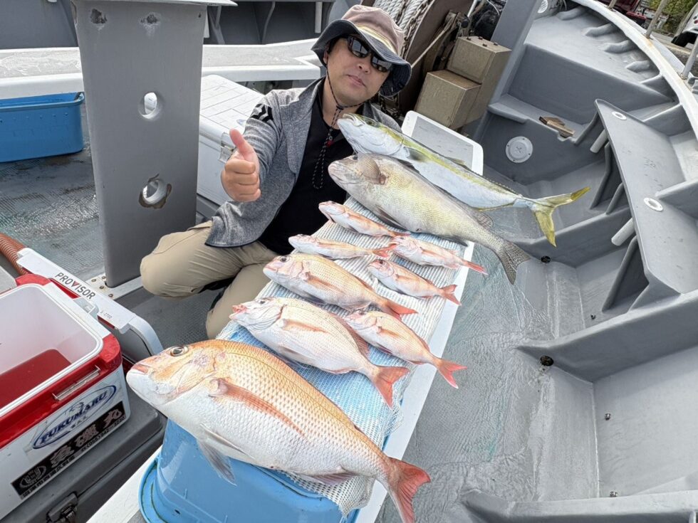 名人さんは真鯛52㎝を頭に今日もお見事でした!