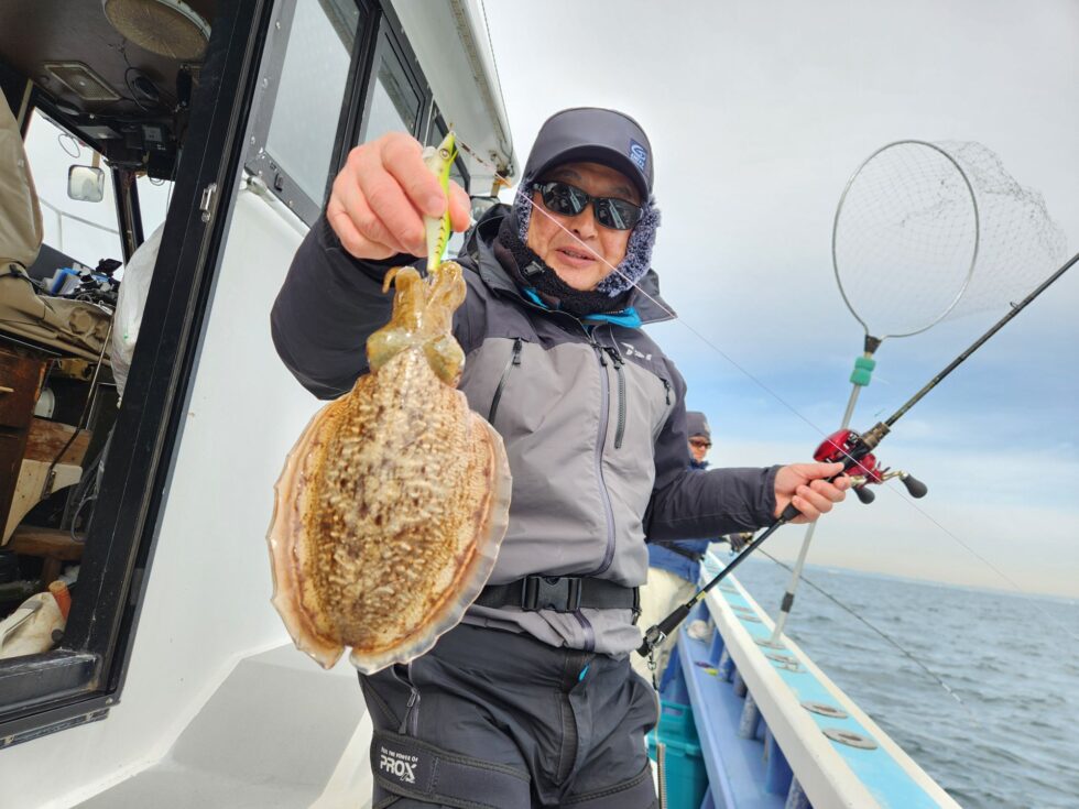 明日(土)もコウイカ２隻分乗します、かなり空き多数。朝の飛び入りOKです