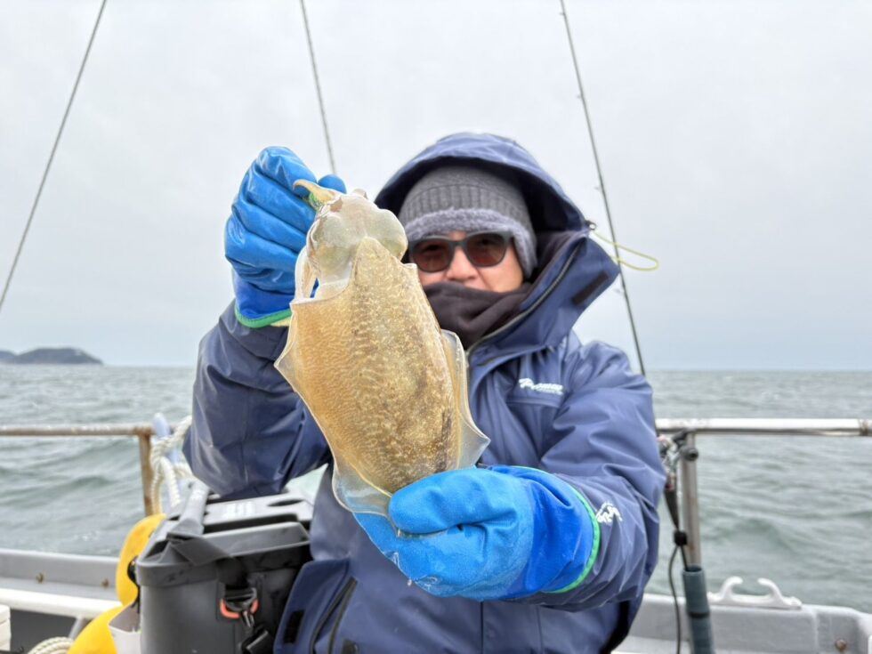 2隻分乗ゆったり釣行でした。明日(土)もかなり空き多数
