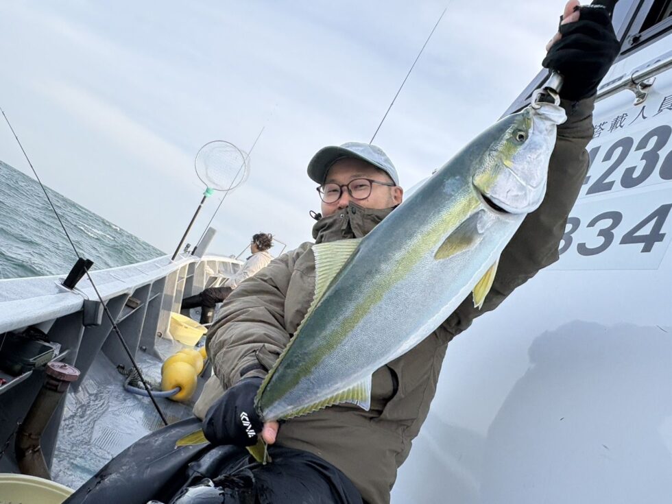 ワラサヒット!ライトタックルでのやりとりはスリリングです