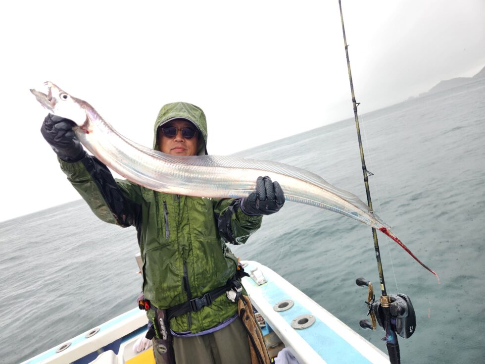 穏やかな海上、ドラゴンタチウオとの駆け引きが最高！