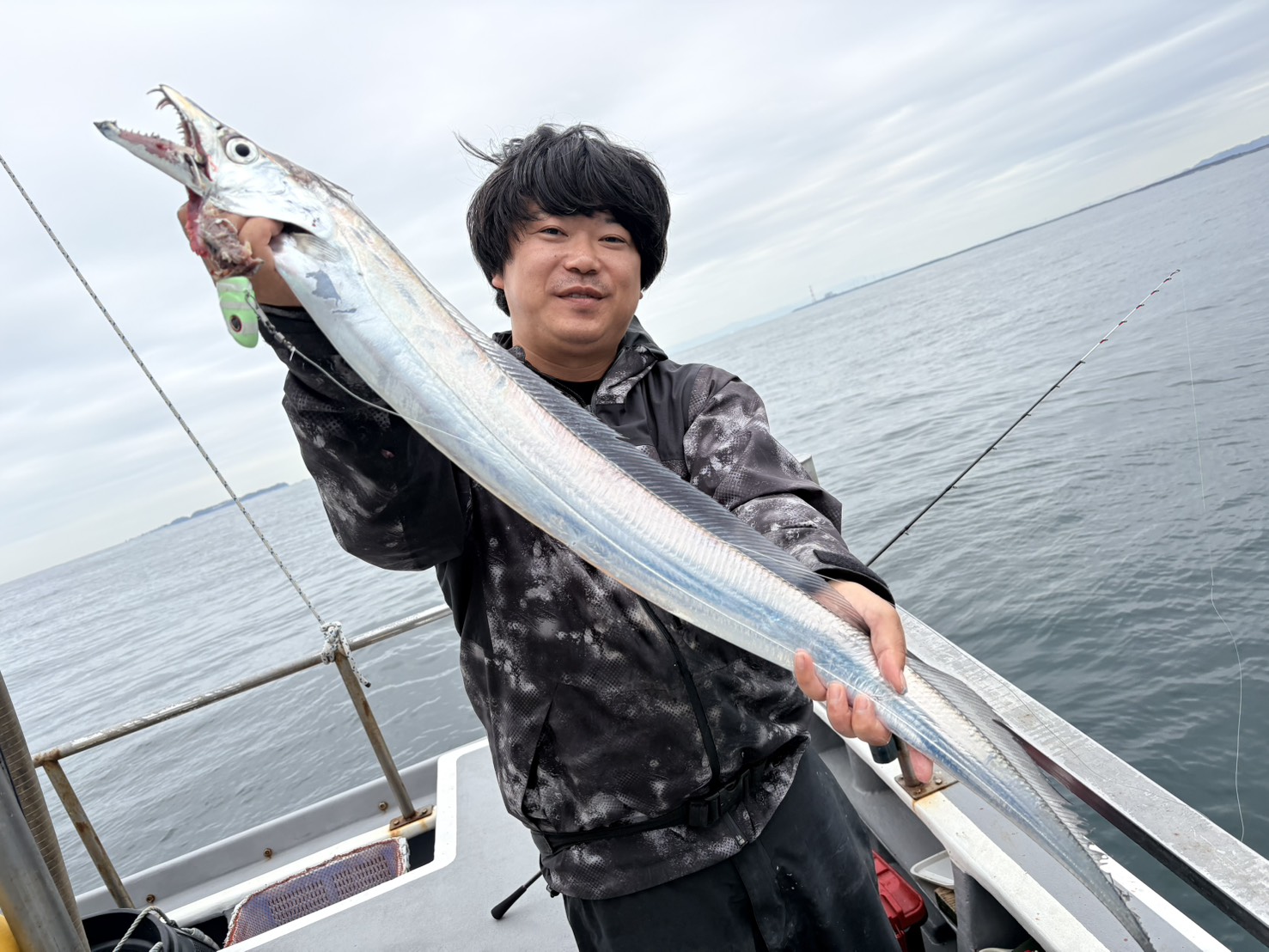 タチウオ爆釣ー！最大119.5㎝、竿頭59本！ 写真13