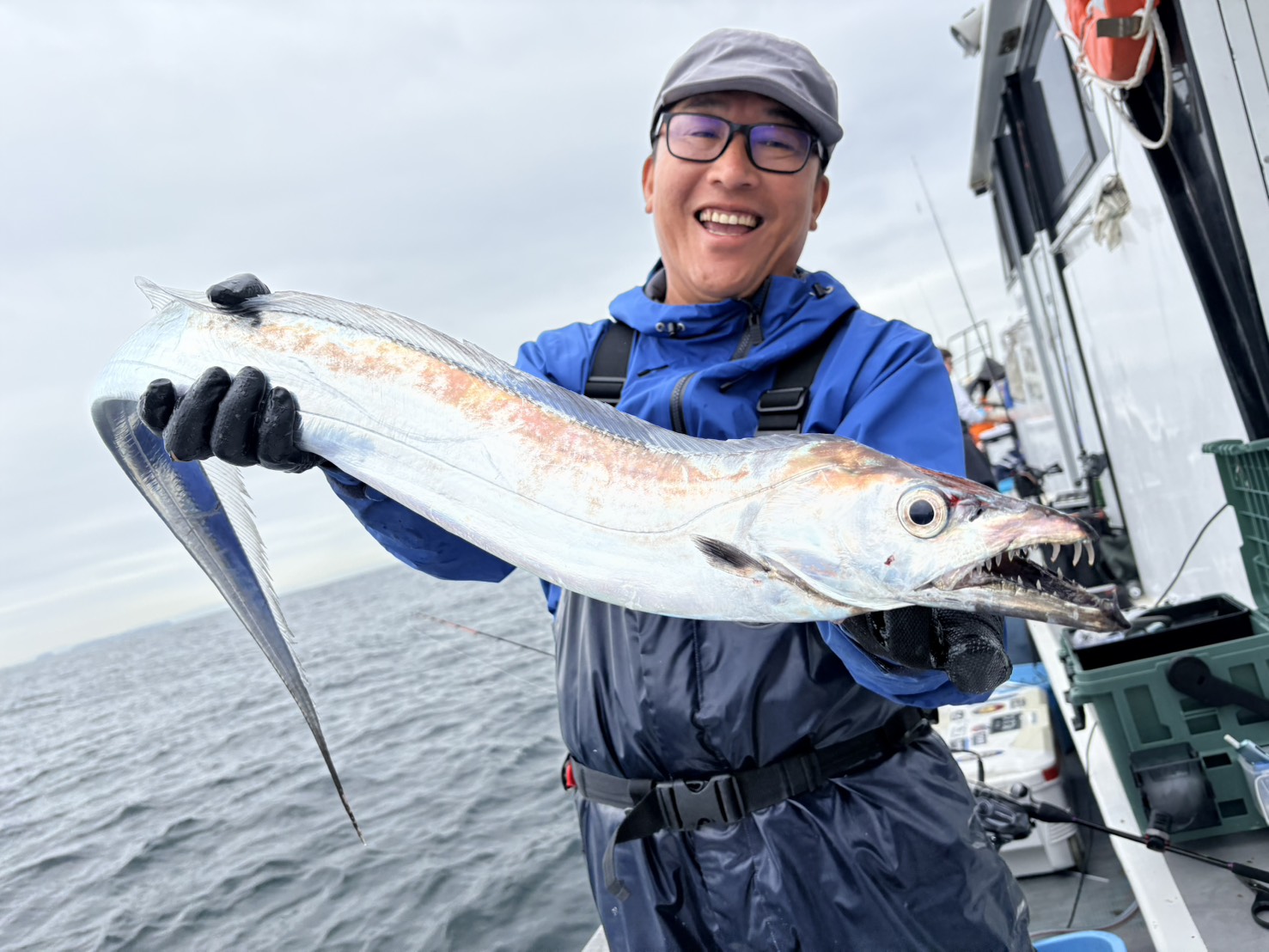 タチウオ爆釣ー！最大119.5㎝、竿頭59本！ 写真2